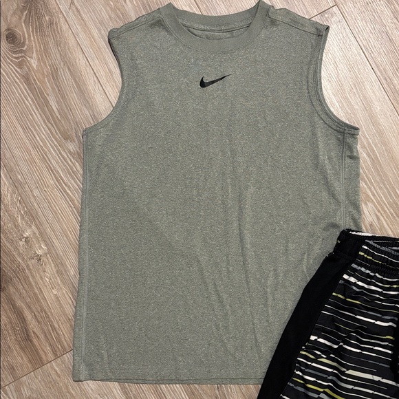 Boys medium Nike Dri-FIT Gray, black, neon yellow tank and basketball shorts set - Picture 2 of 8